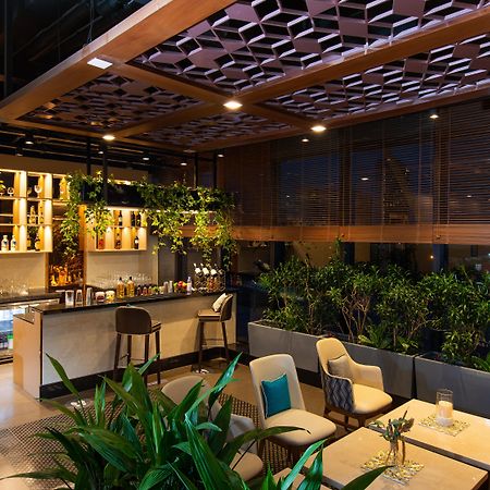 Holiday Inn Bengaluru Racecourse By Ihg Kültér fotó The lounge at the airport