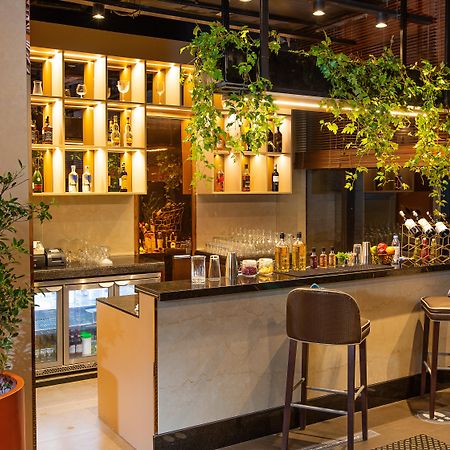 Holiday Inn Bengaluru Racecourse By Ihg Kültér fotó The bar at the hotel