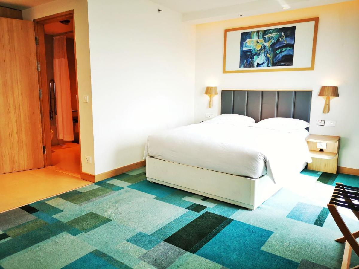 Holiday Inn Bengaluru Racecourse By Ihg Kültér fotó A room at the hotel