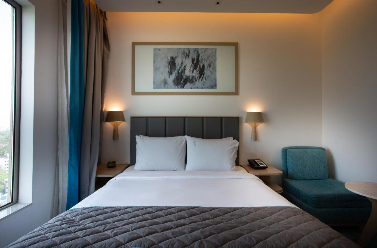 Holiday Inn Bengaluru Racecourse By Ihg Kültér fotó A room at the hotel