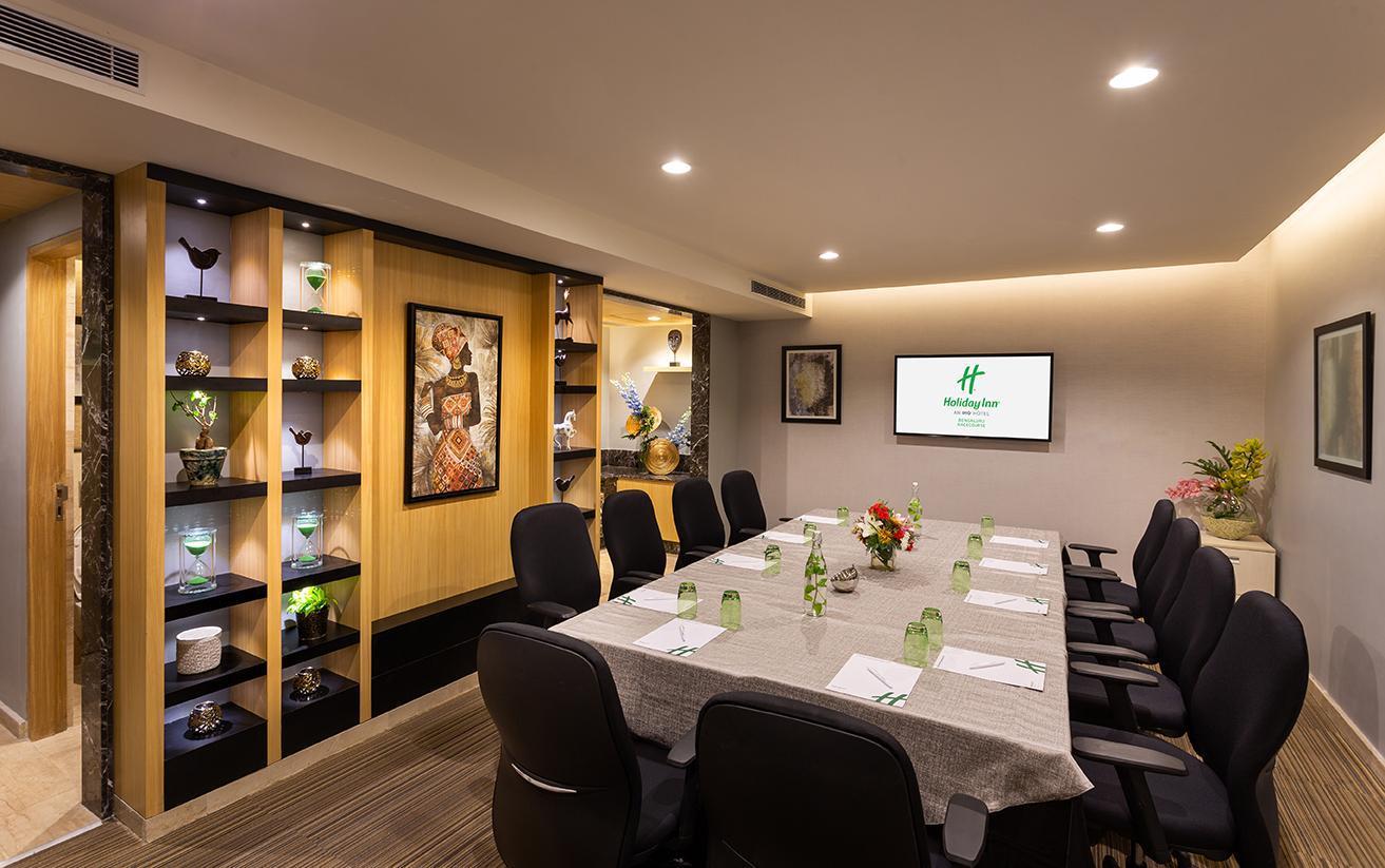 Holiday Inn Bengaluru Racecourse By Ihg Kültér fotó Meeting room at Holiday Inn, London - Kensington
