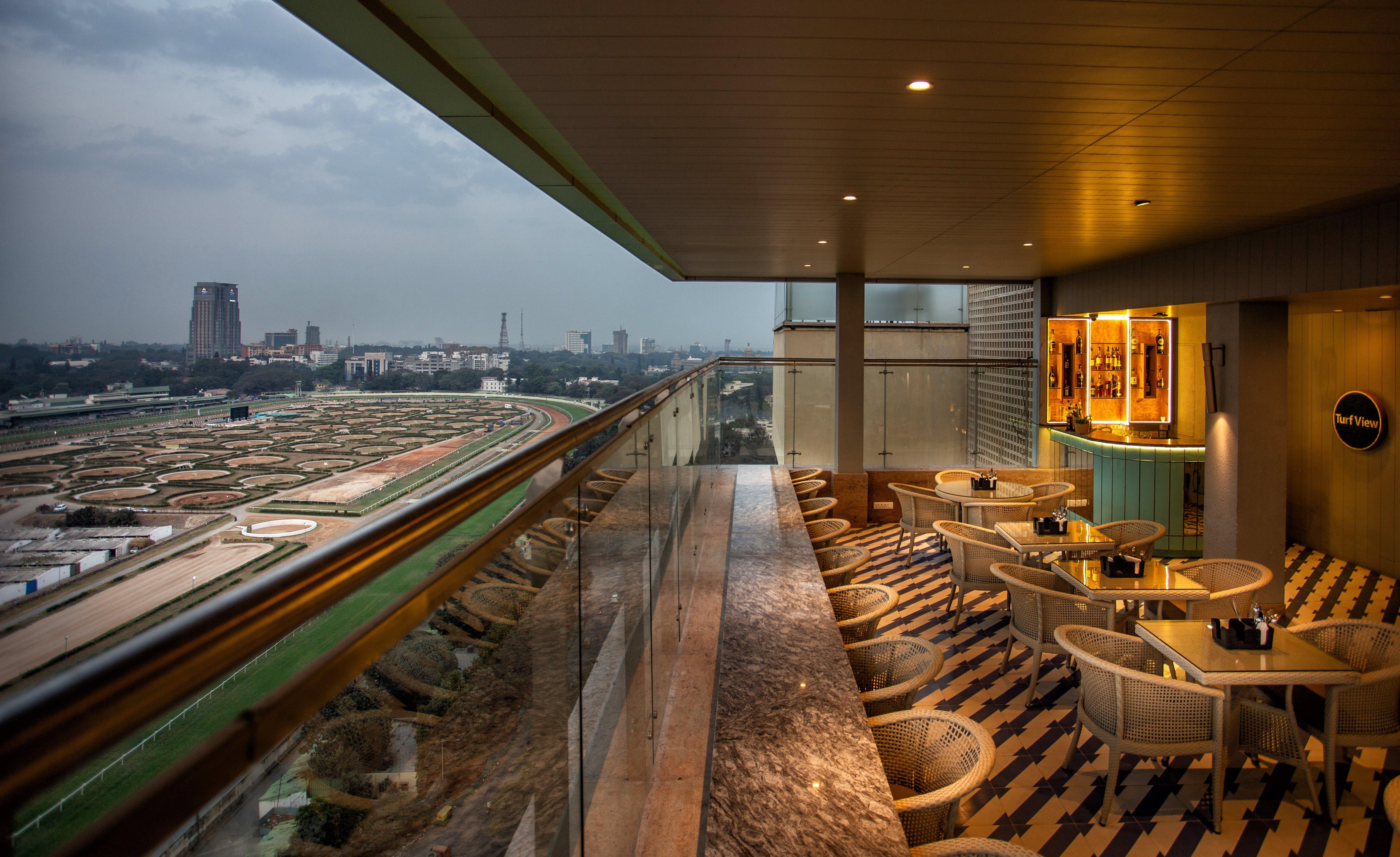 Holiday Inn Bengaluru Racecourse By Ihg Kültér fotó The Sky Bar
