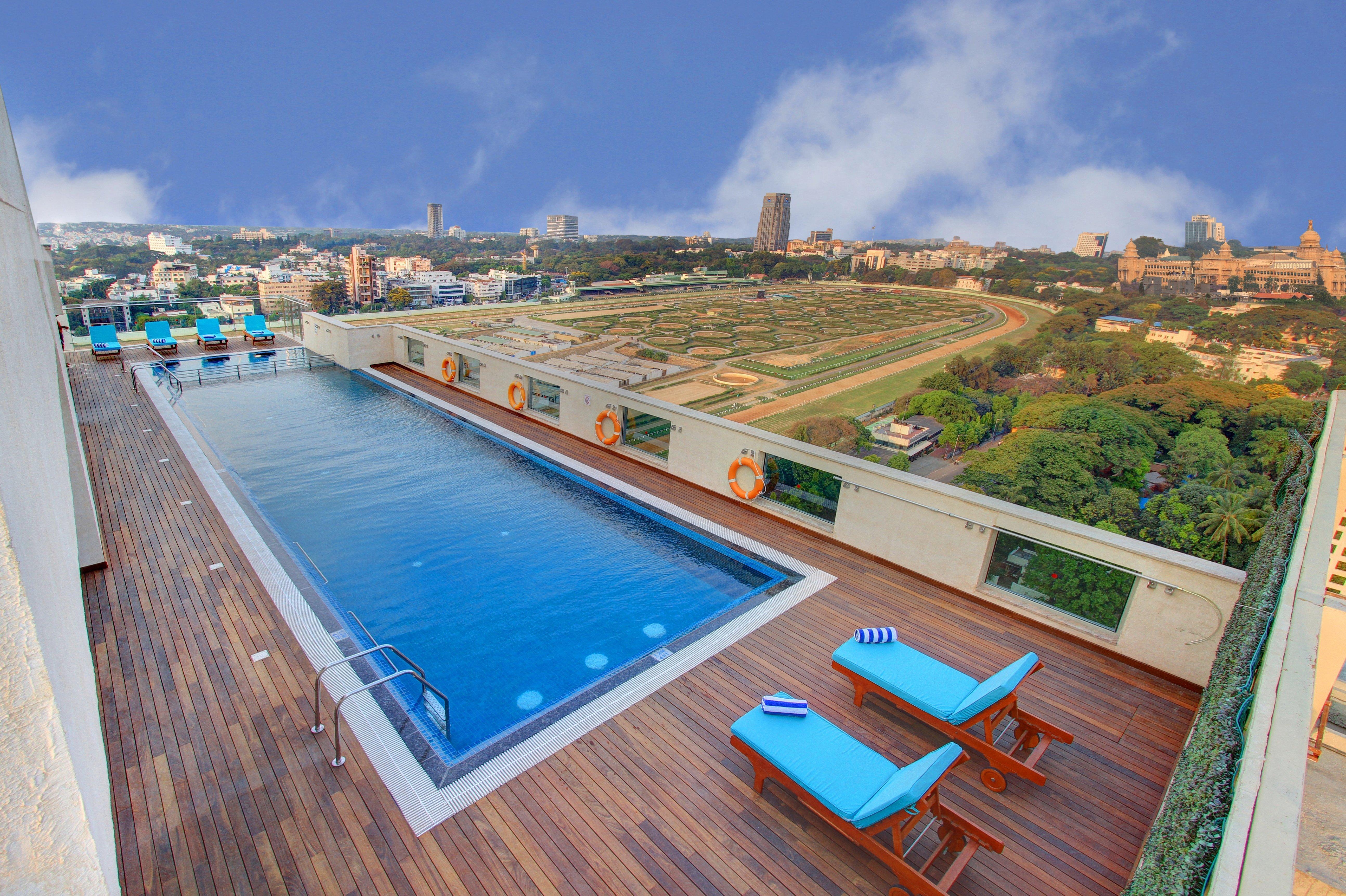 Holiday Inn Bengaluru Racecourse By Ihg Kültér fotó Rooftop pool at the Taj Bengal