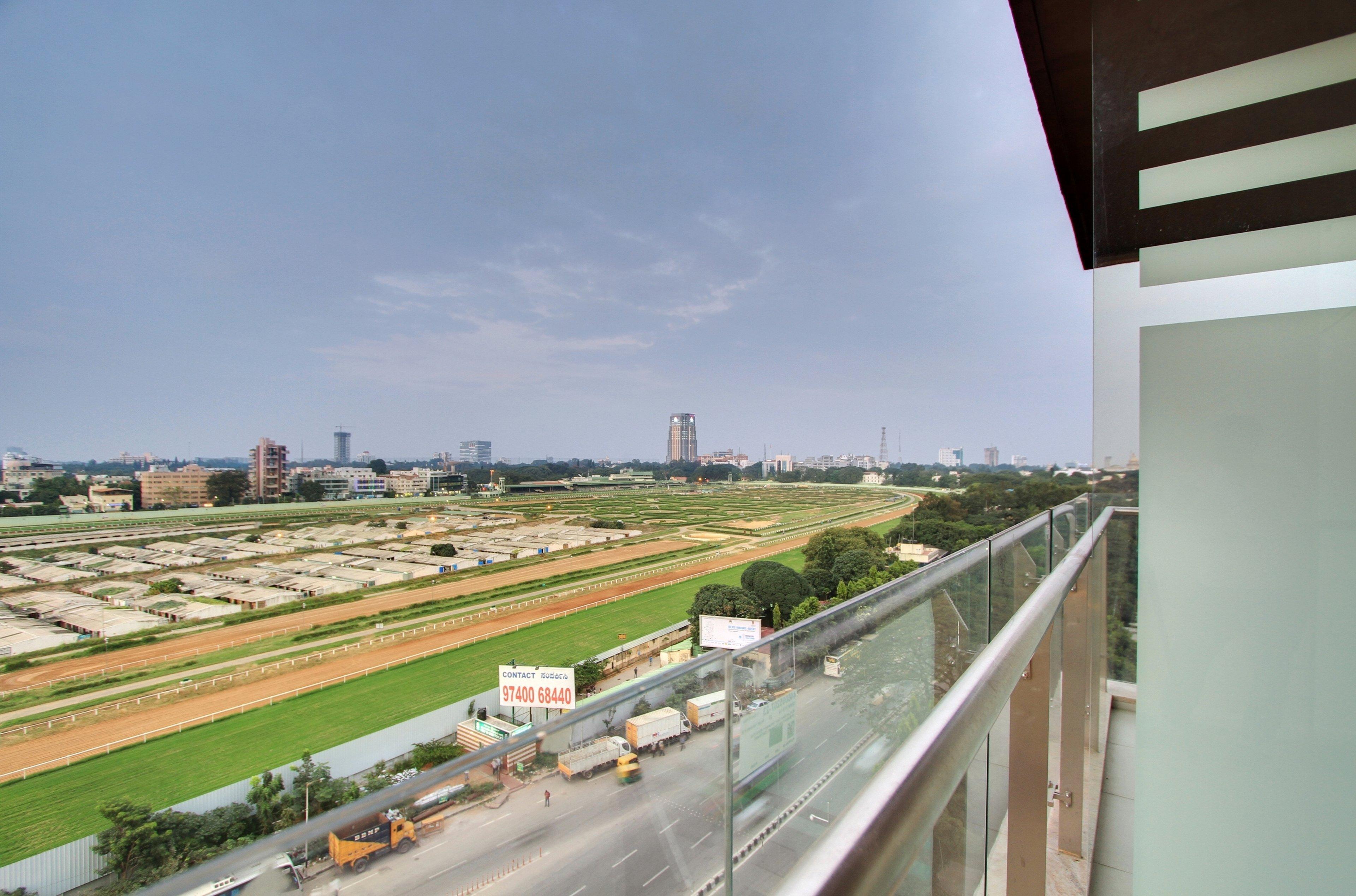 Holiday Inn Bengaluru Racecourse By Ihg Kültér fotó View of the racecourse from the apartment