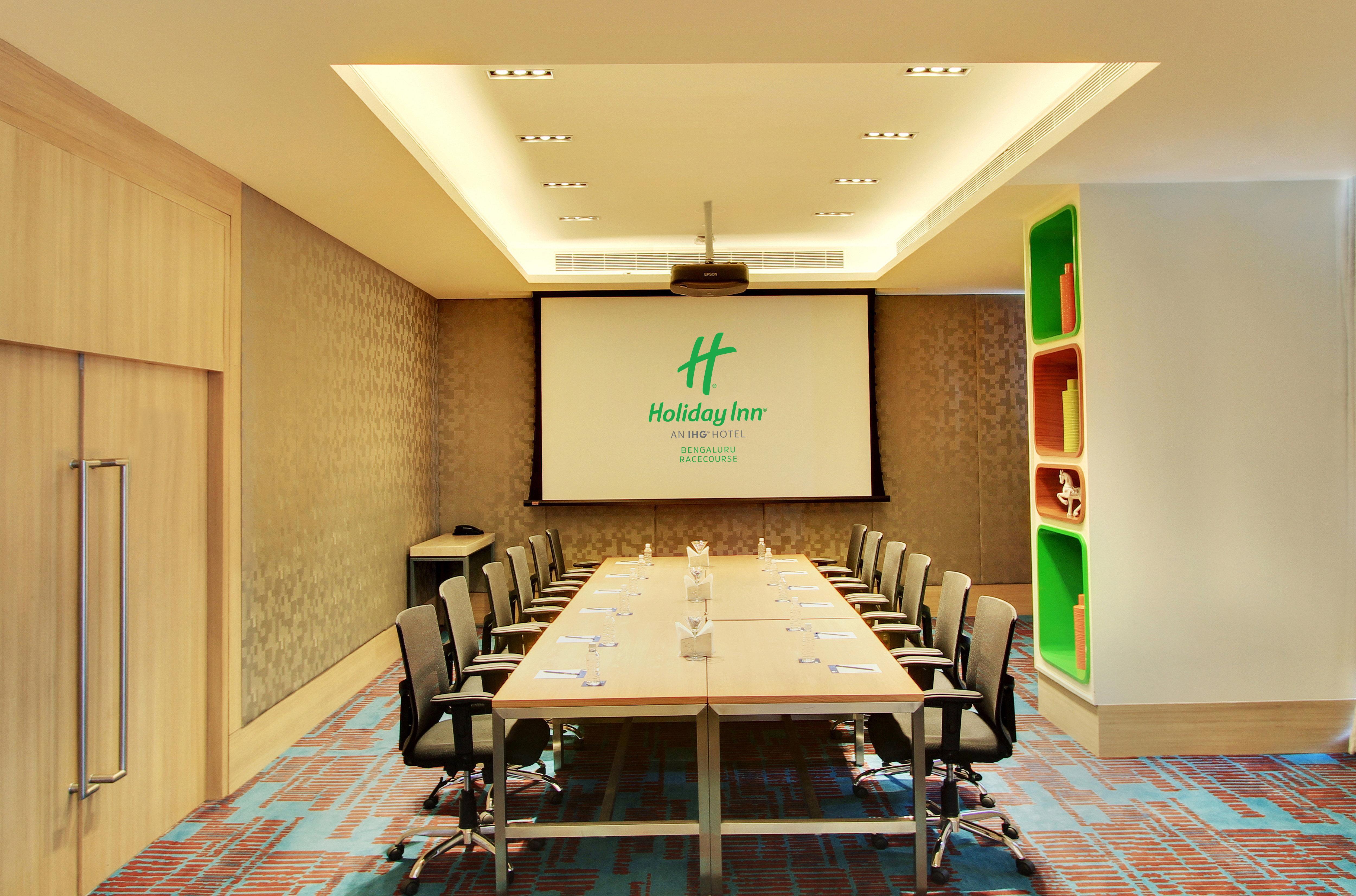 Holiday Inn Bengaluru Racecourse By Ihg Kültér fotó Meeting room at Holiday Inn