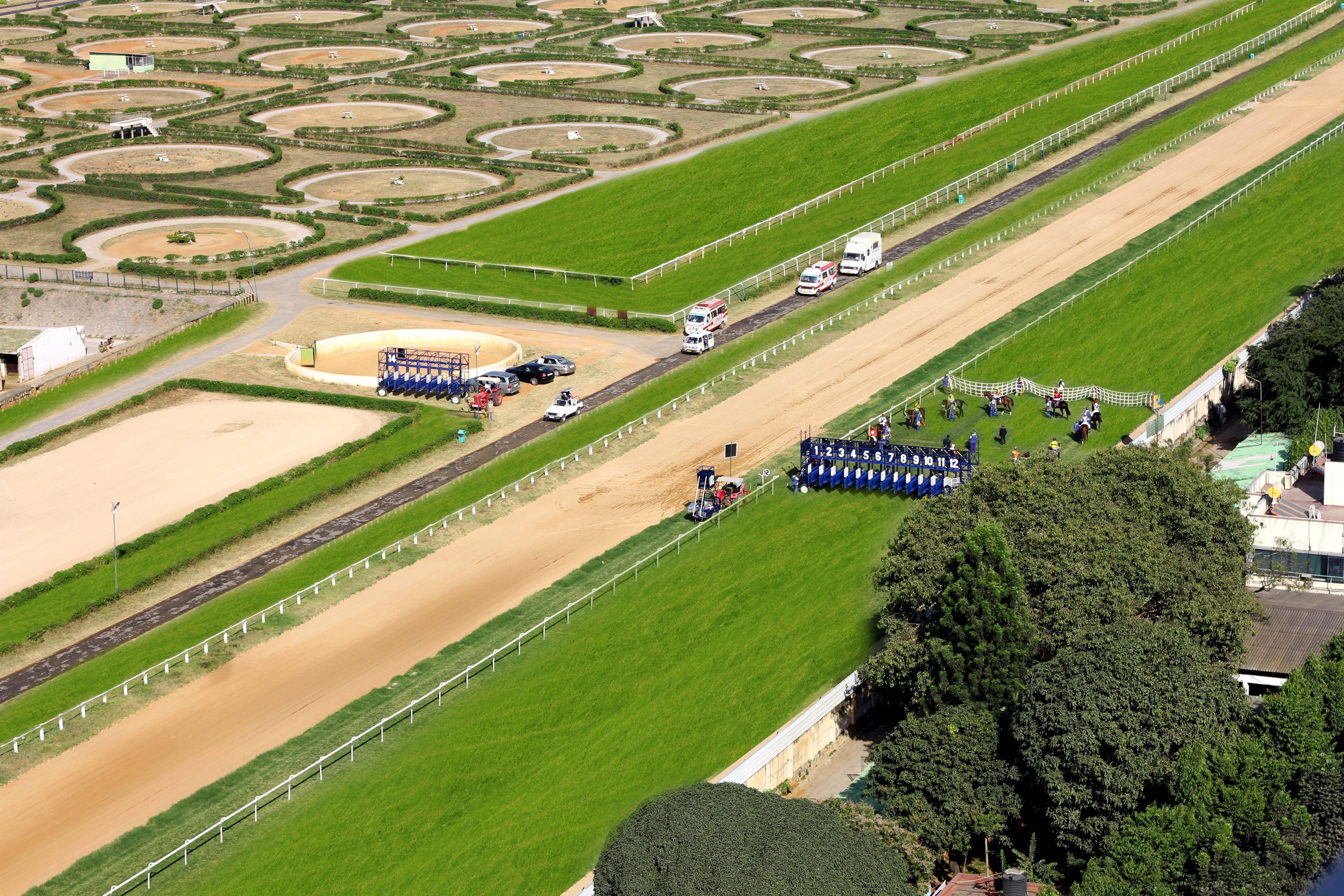 Holiday Inn Bengaluru Racecourse By Ihg Kültér fotó The start of the 2008 Kentucky Derby