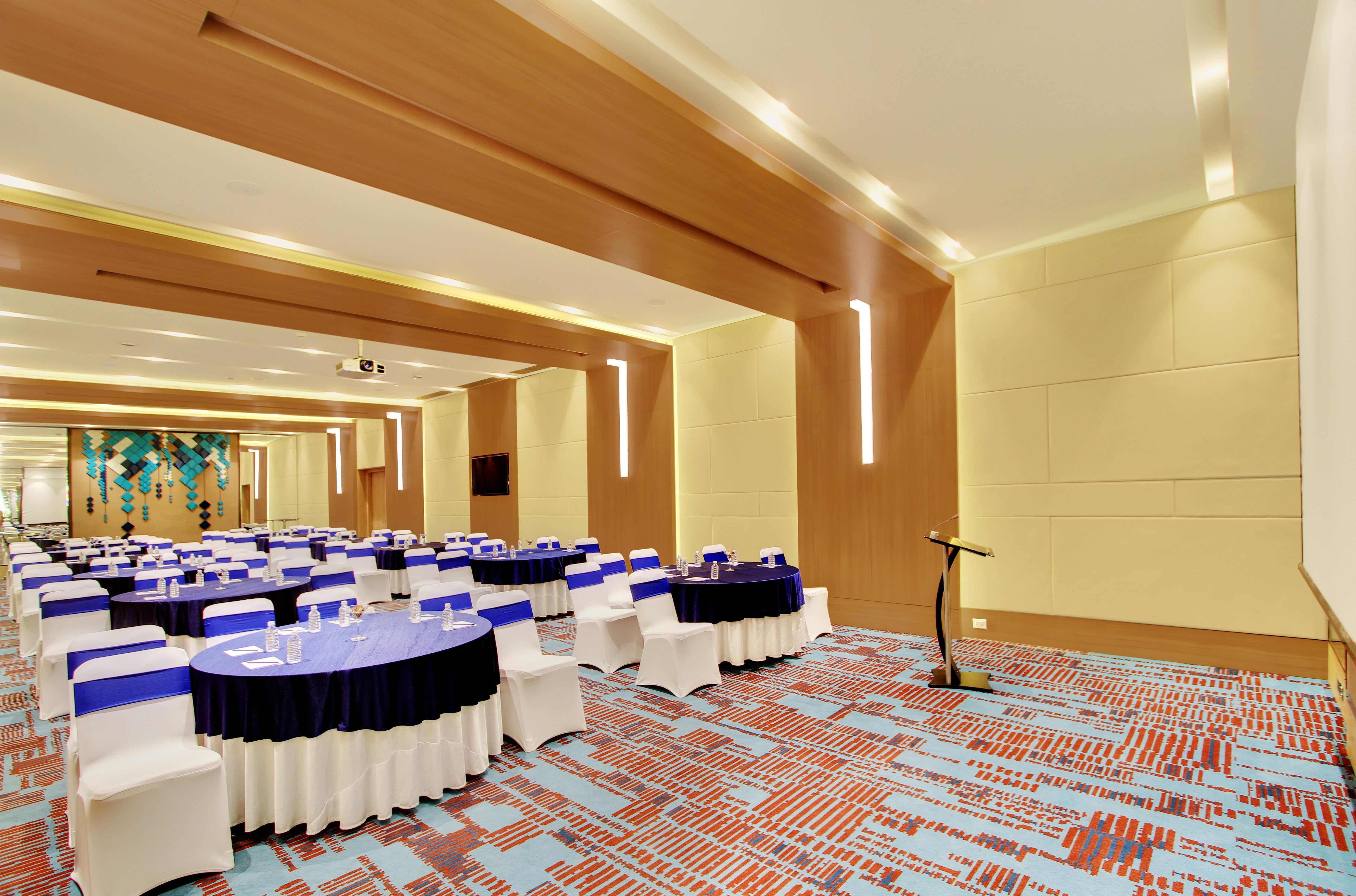 Holiday Inn Bengaluru Racecourse By Ihg Kültér fotó The ballroom at the hotel