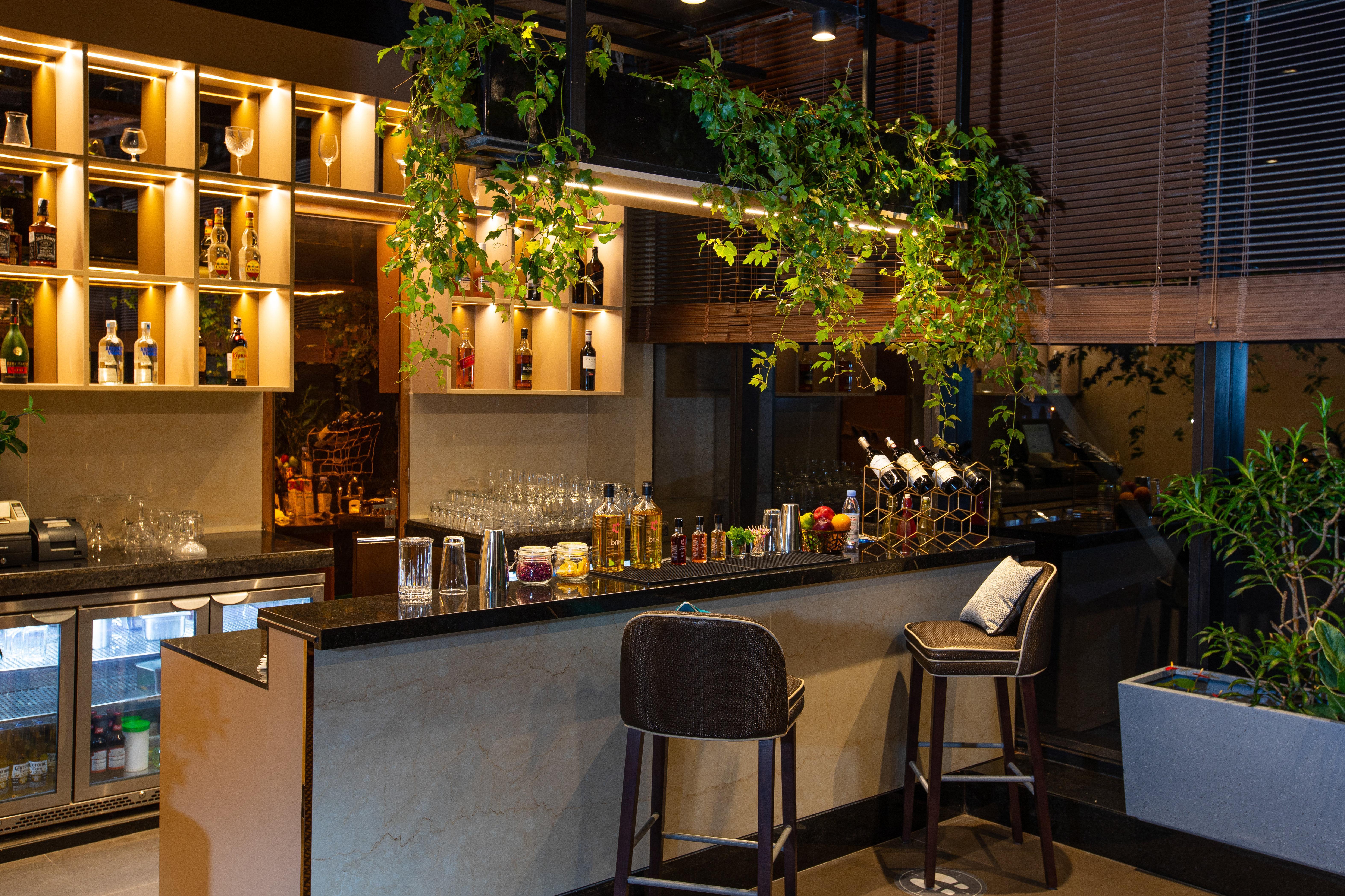 Holiday Inn Bengaluru Racecourse By Ihg Kültér fotó The bar at the 101 Skybar