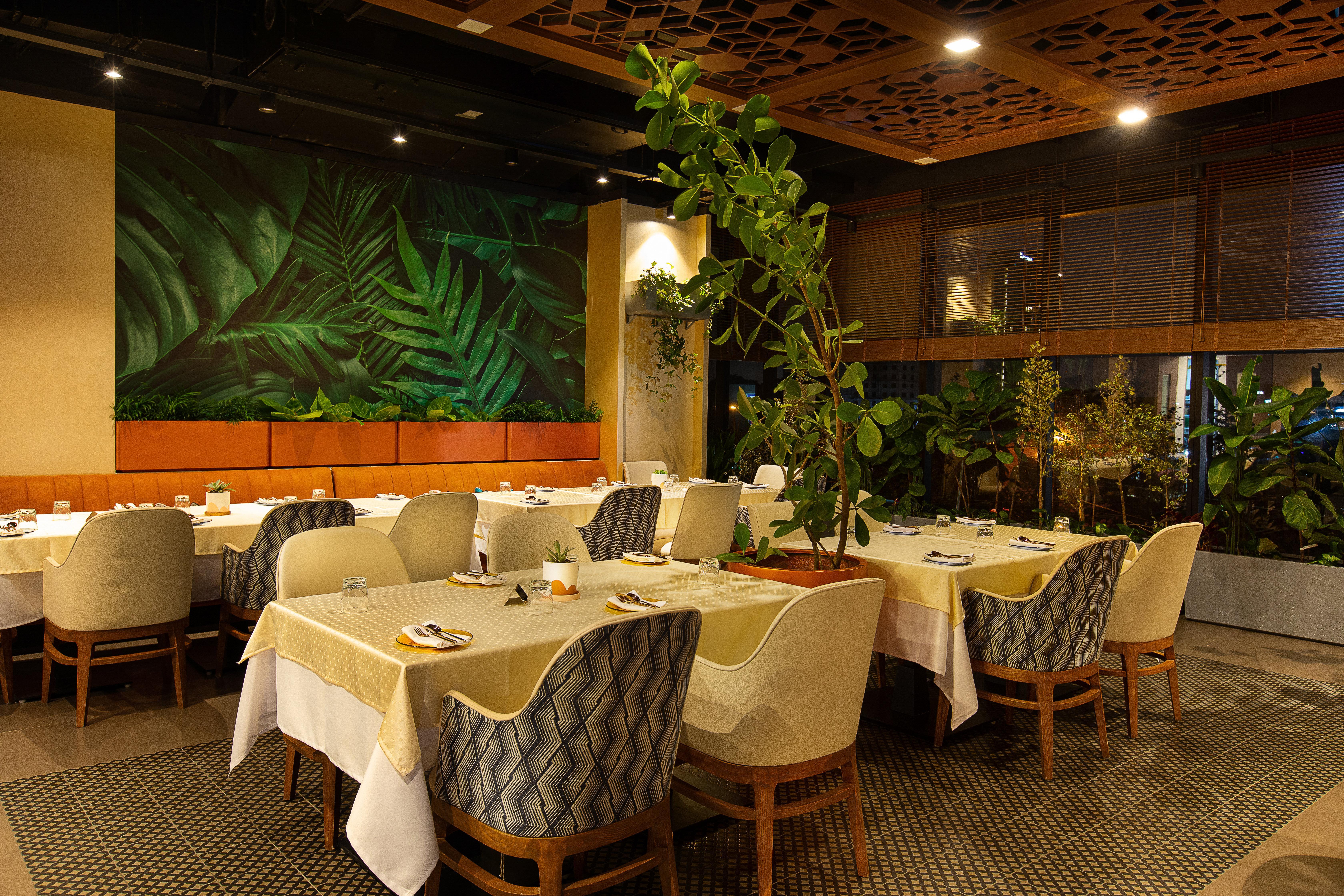 Holiday Inn Bengaluru Racecourse By Ihg Kültér fotó Interior of the restaurant