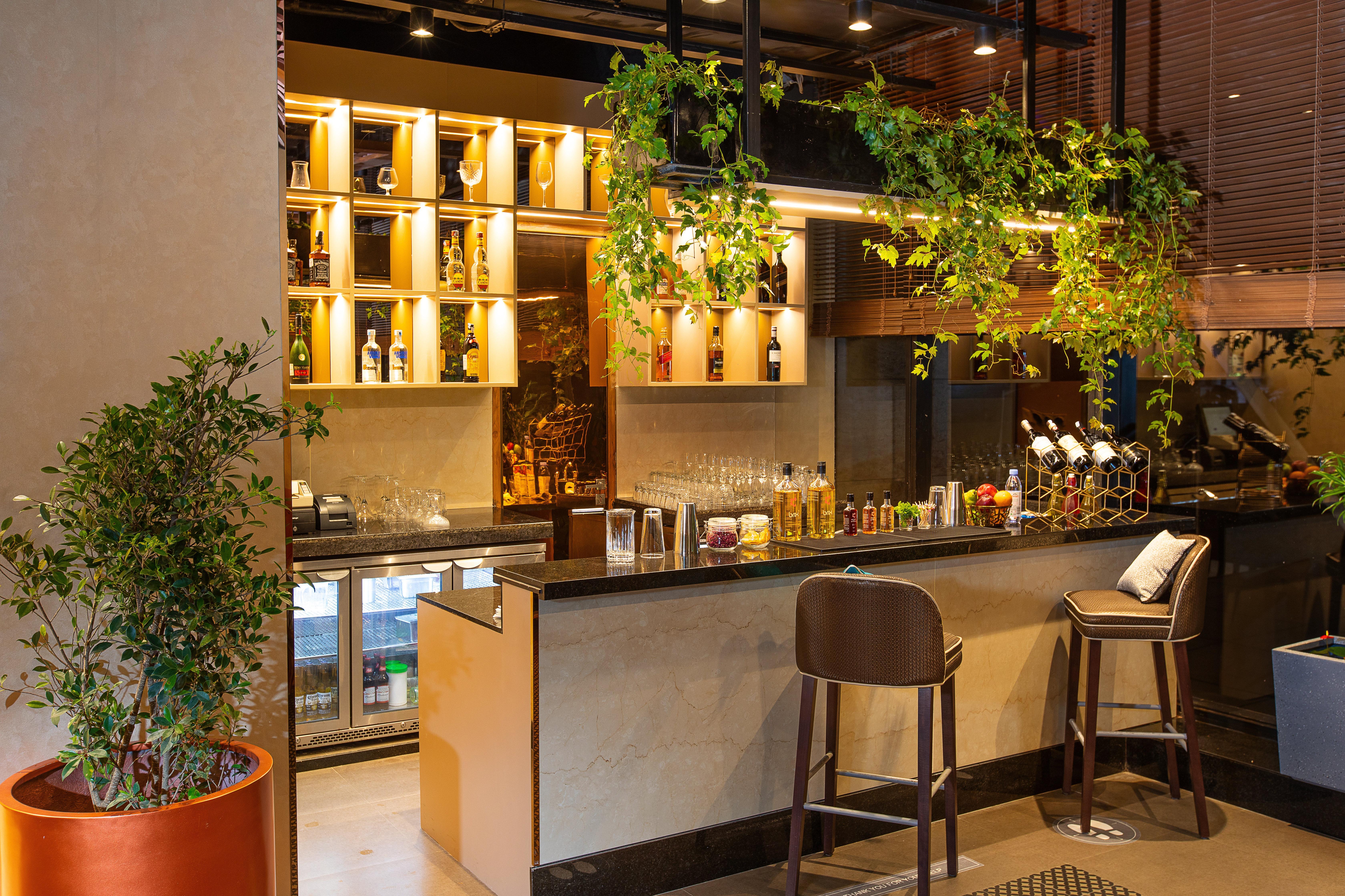 Holiday Inn Bengaluru Racecourse By Ihg Kültér fotó The bar at the hotel