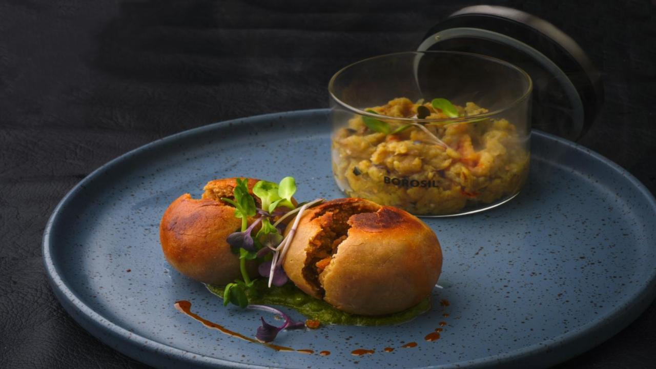 Holiday Inn Bengaluru Racecourse By Ihg Kültér fotó A modern take on a traditional Indian dish