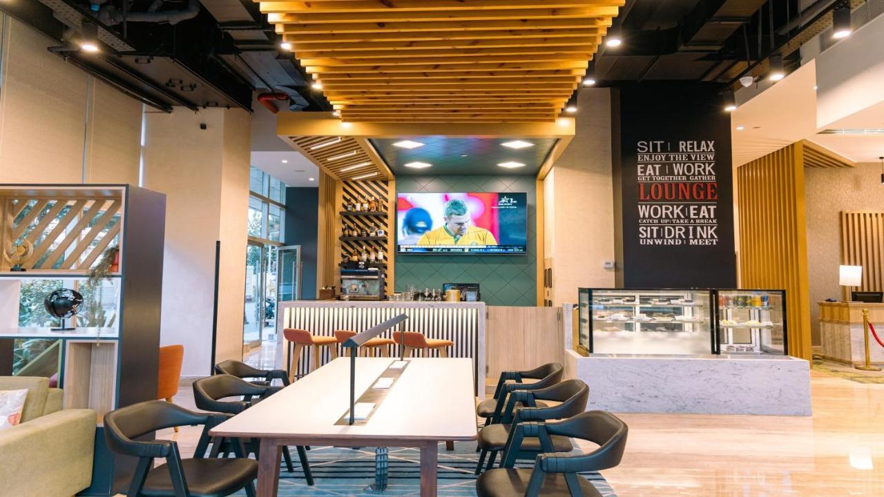 Holiday Inn Bengaluru Racecourse By Ihg Kültér fotó The lounge at the airport