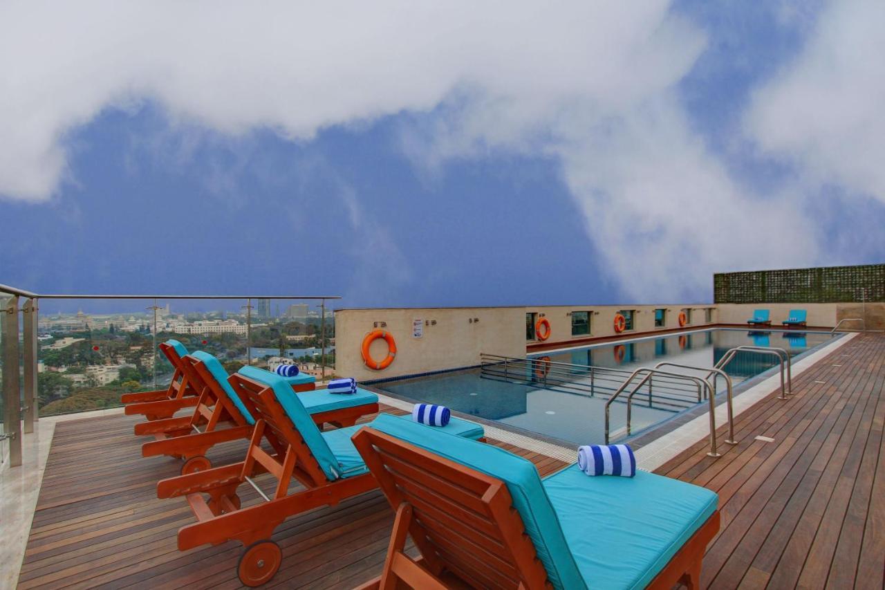 Holiday Inn Bengaluru Racecourse By Ihg Kültér fotó Rooftop pool