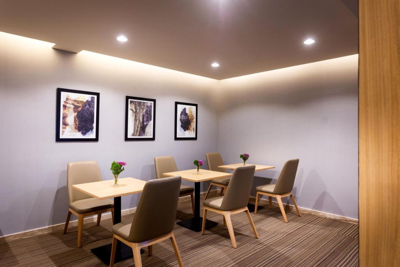 Holiday Inn Bengaluru Racecourse By Ihg Kültér fotó The interior of the lounge