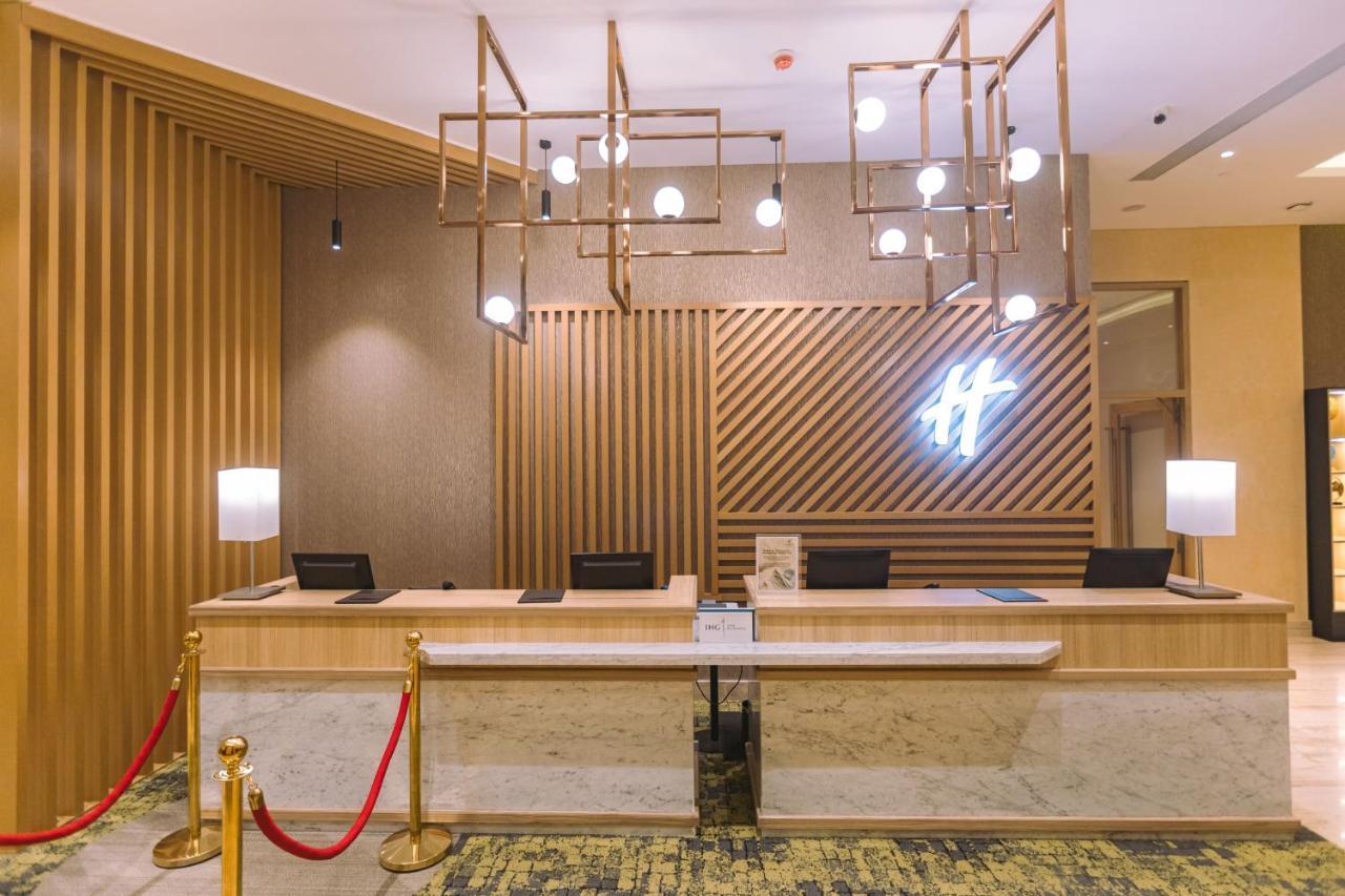 Holiday Inn Bengaluru Racecourse By Ihg Kültér fotó Reception desk at the hotel