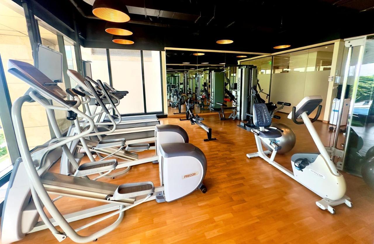 Holiday Inn Bengaluru Racecourse By Ihg Kültér fotó The gym at the hotel