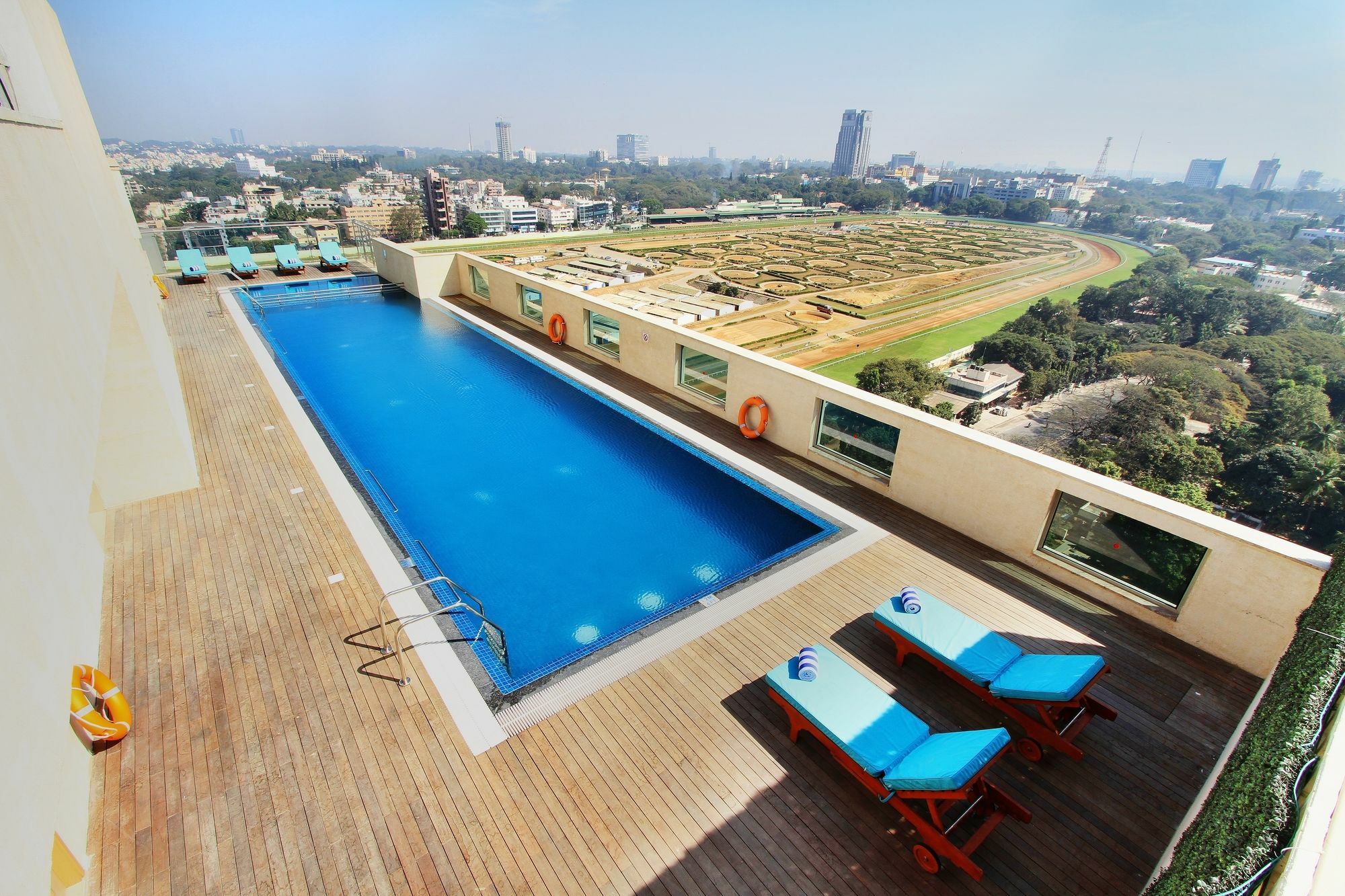 Holiday Inn Bengaluru Racecourse By Ihg Kültér fotó The swimming pool at the hotel