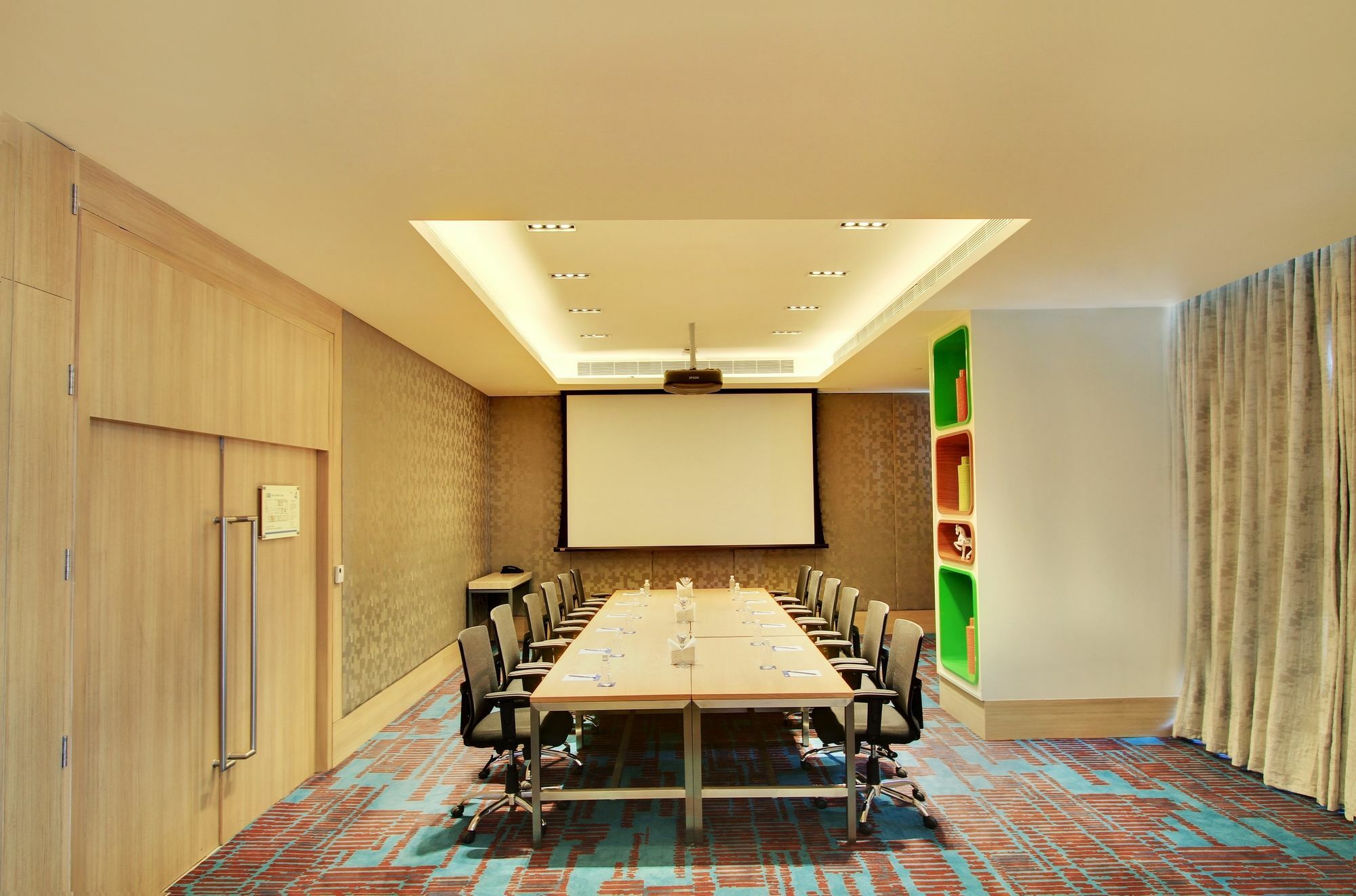 Holiday Inn Bengaluru Racecourse By Ihg Kültér fotó Meeting room at the hotel